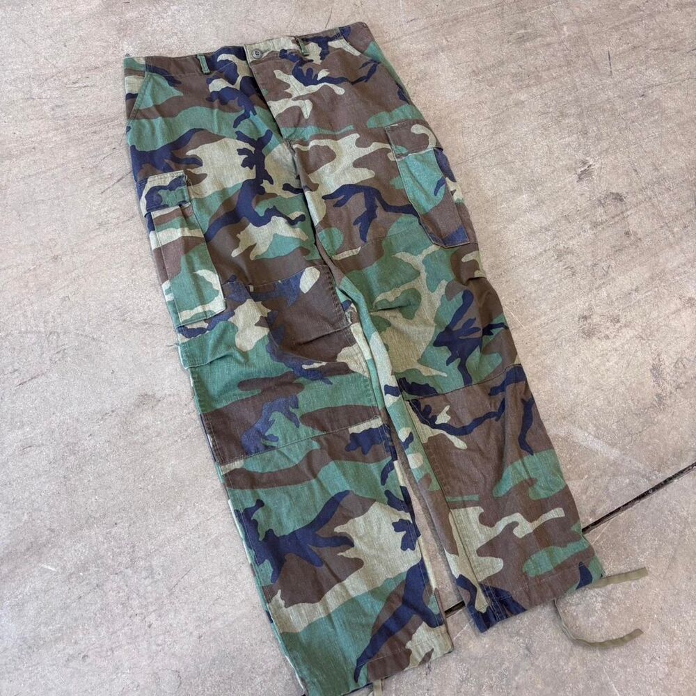Vintage 1990s woodland baggy camo military cinch pants, size medium (32-34)